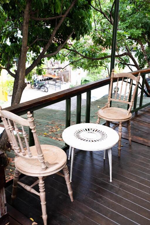 Чиангмай: The old car guest house