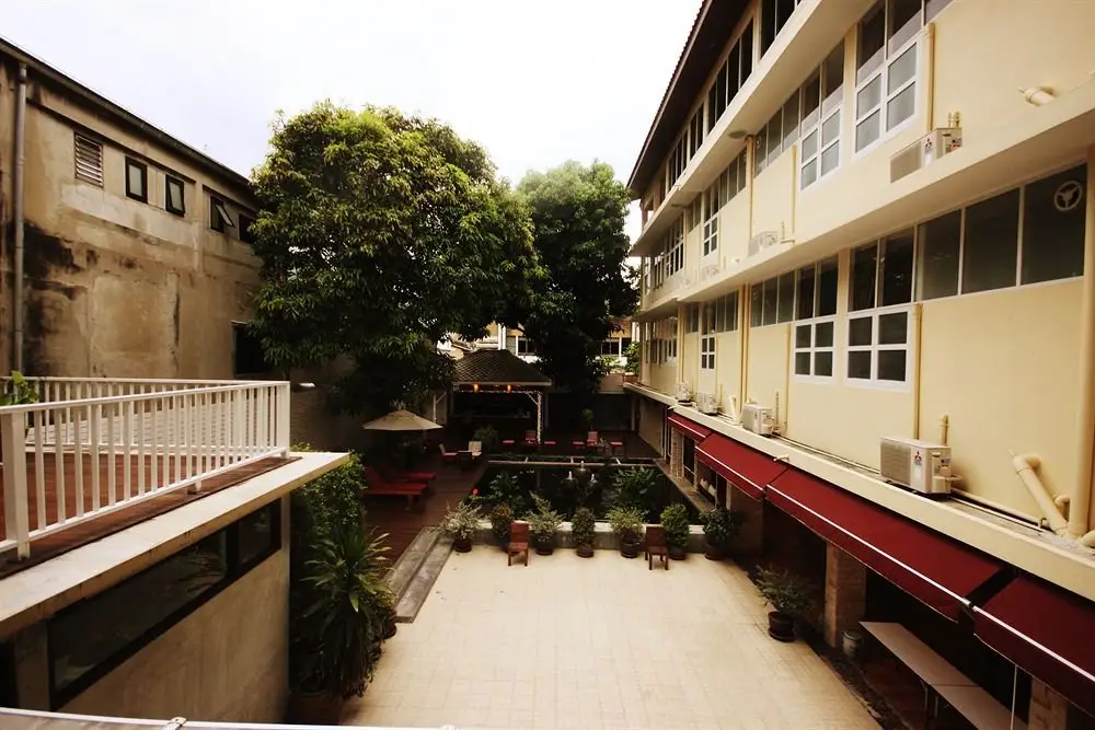 Бангкок: Feung Nakorn Balcony Rooms & Cafe
