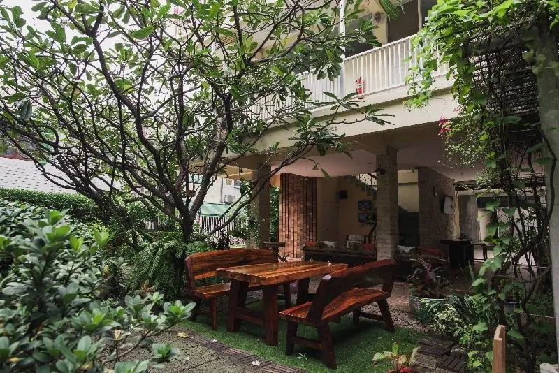 Бангкок: Feung Nakorn Balcony Rooms & Cafe