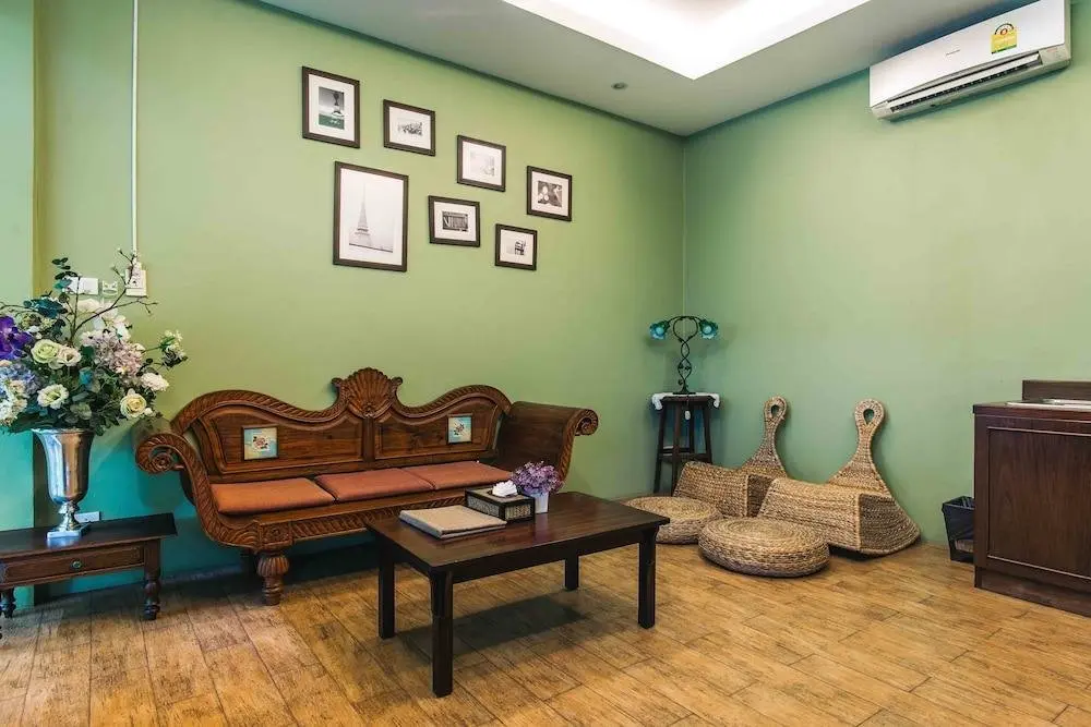 Бангкок: Feung Nakorn Balcony Rooms & Cafe