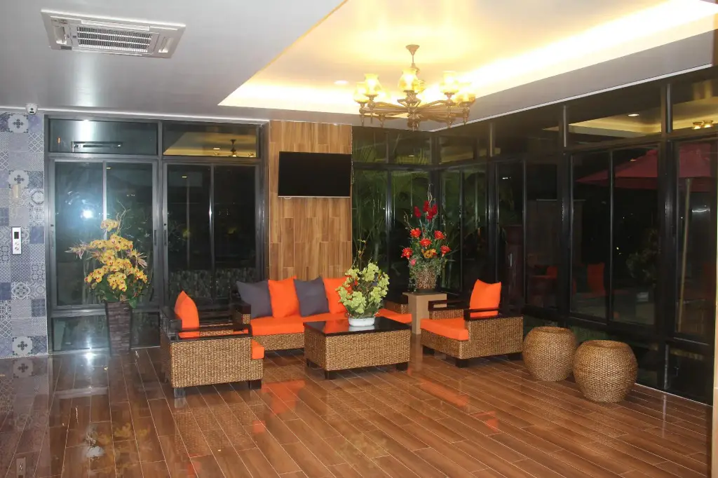 Сураттхани: Tawan Anda Garden Hotel
