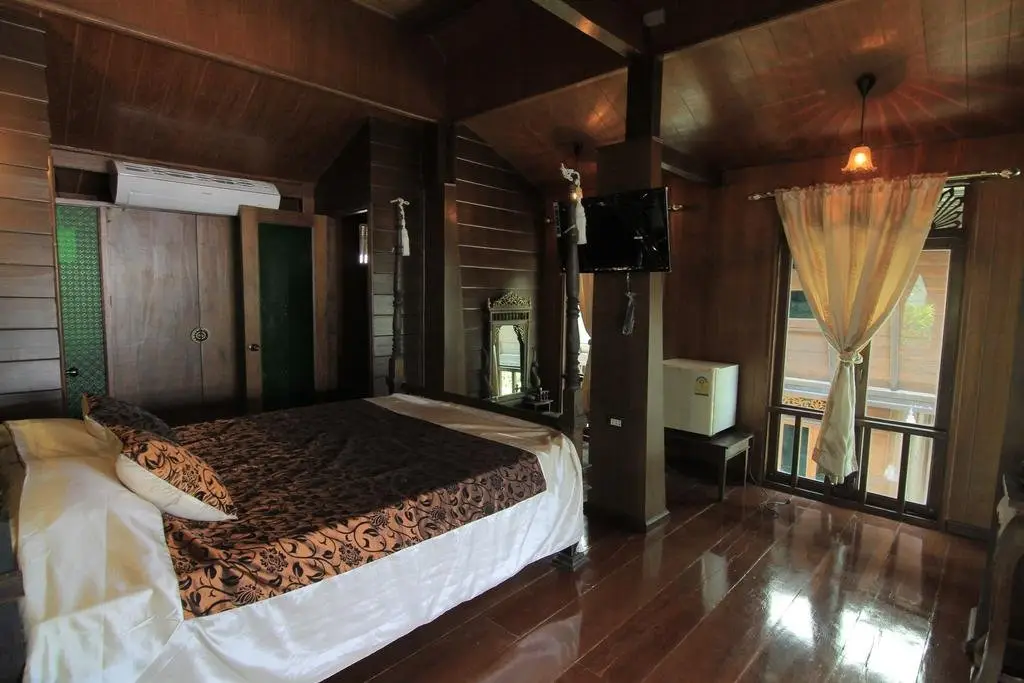 Сарапхи: The Sali-Kham Traditional Lanna Home