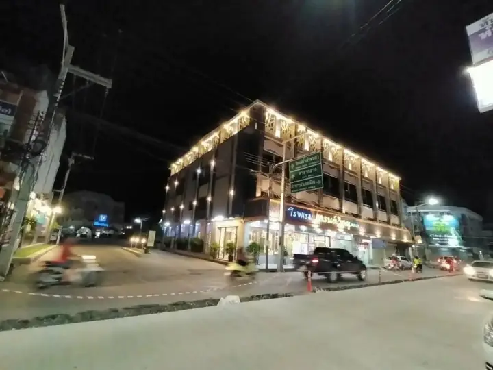 Накхонсаван: Grand Visanu Hotel