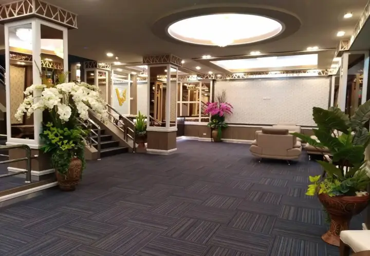 Накхонсаван: Grand Visanu Hotel