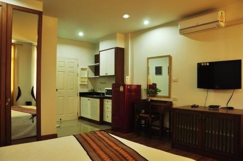 Соп-Поэнг: The Laguna Apartment