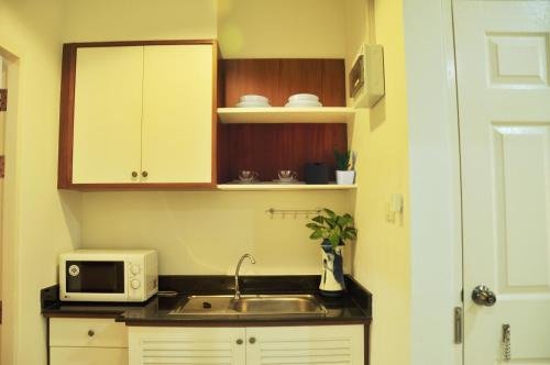Соп-Поэнг: The Laguna Apartment
