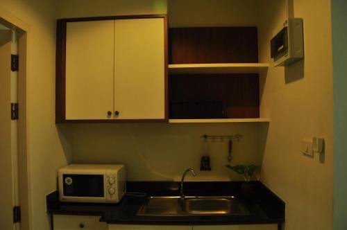 Соп-Поэнг: The Laguna Apartment