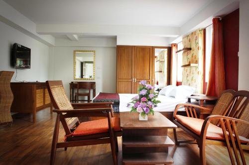 Соп-Поэнг: The Laguna Apartment