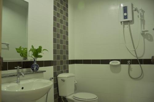Соп-Поэнг: The Laguna Apartment