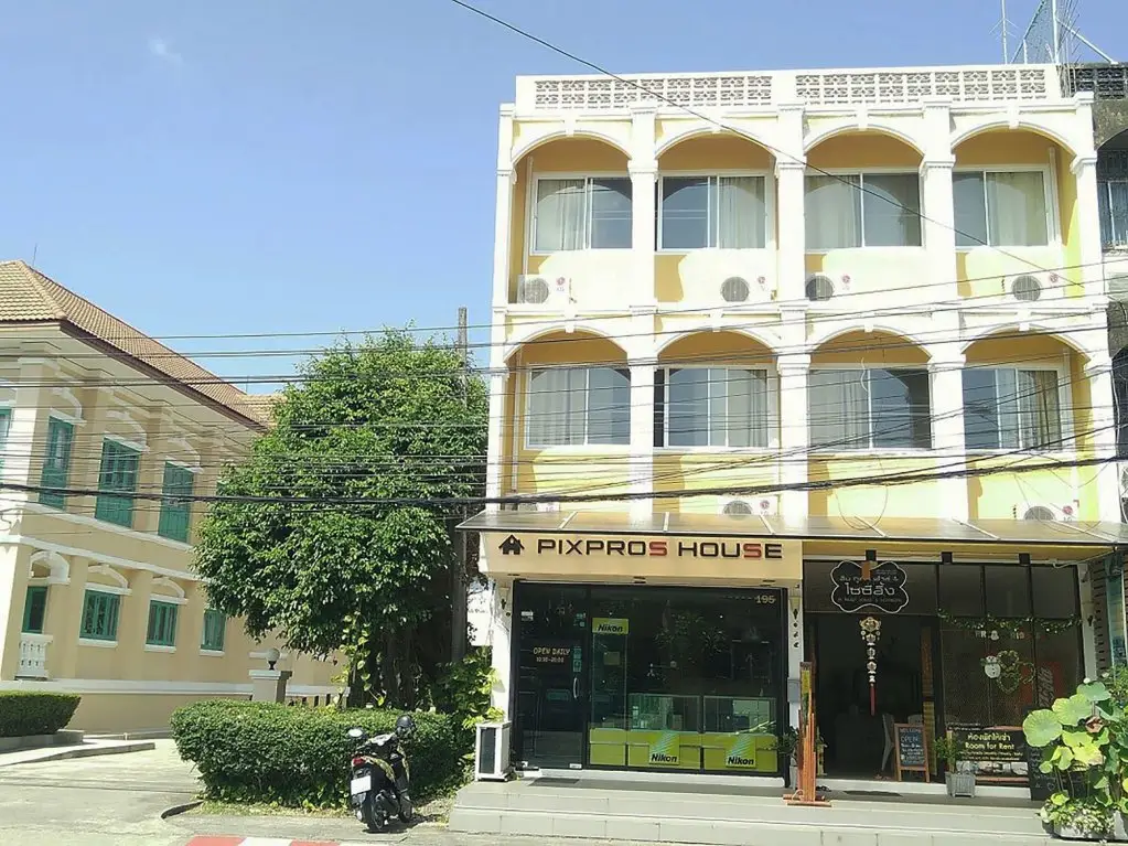 Муанг: In Phuket House