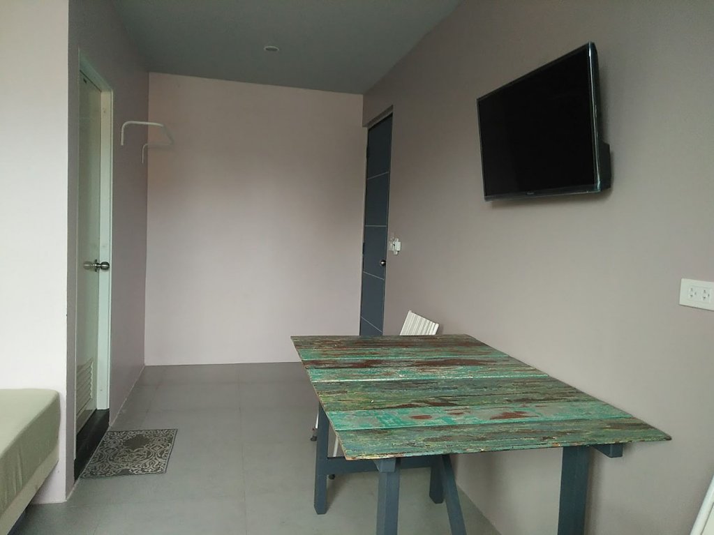 Муанг: In Phuket House