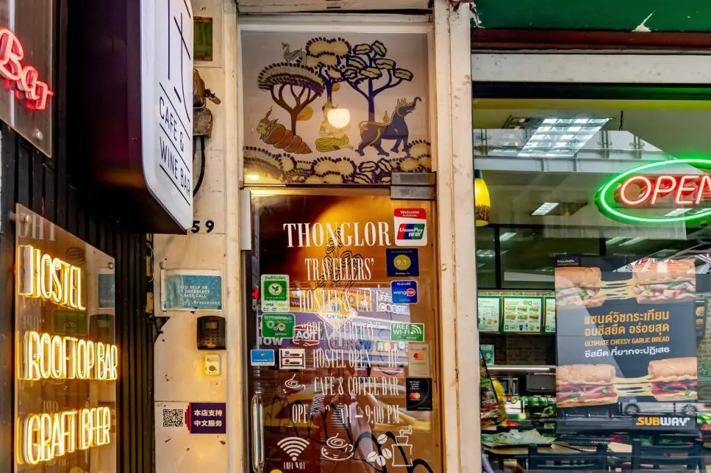 Бангкок: Thonglor Travellers Hostel & Cafe