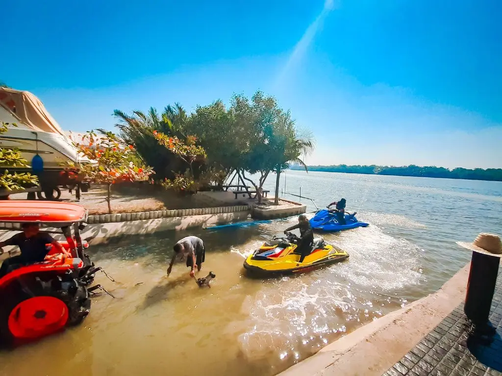 Фантон: Bangpakong Boat Club