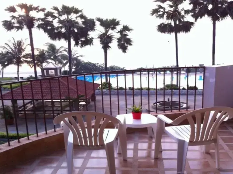 Чаам: Cha-Am Beach Club Condo By O