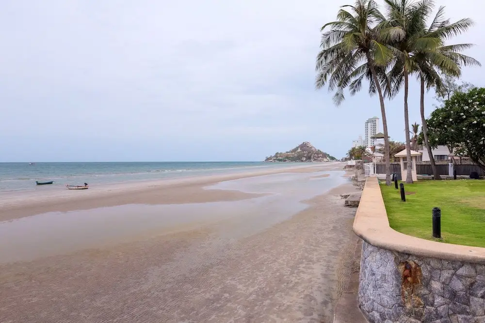Хуахин: Baan LonSai Beachfront Condominium