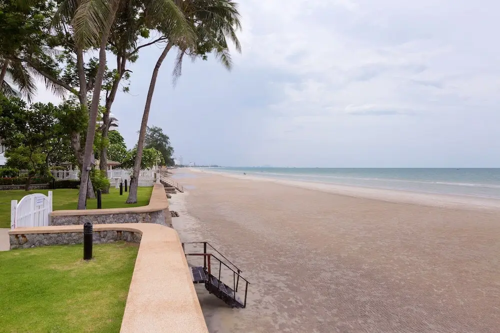 Хуахин: Baan LonSai Beachfront Condominium