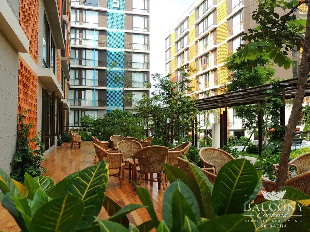 Сирача: Balcony Courtyard Sriracha Hotel Serviced Apartmen