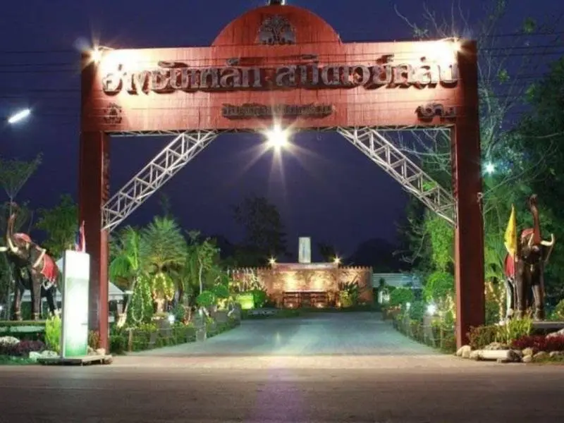 Лопбури: Angsubleak Speedway Club Resort