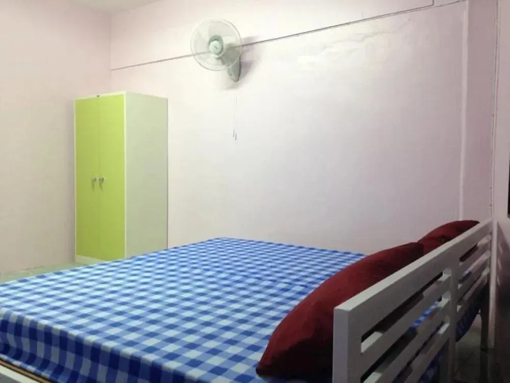 Сураттхани: Room at Surat