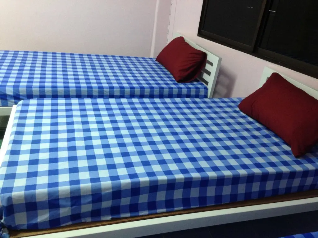 Сураттхани: Room at Surat