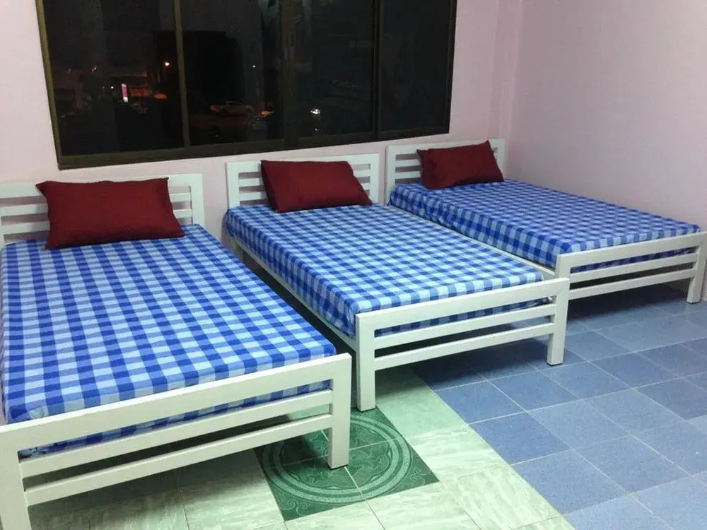 Сураттхани: Room at Surat