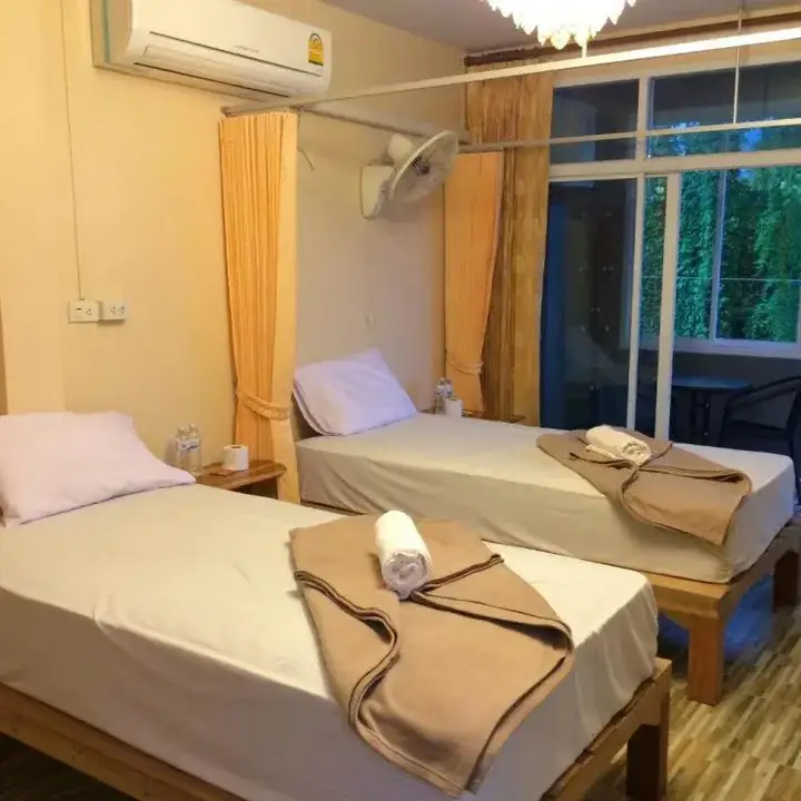Фаном: Khao Sok Hostel