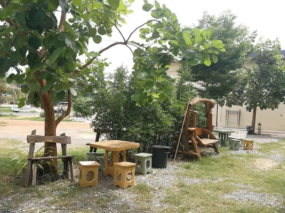 Дамноен Садуак: Baan Pak Parichat-Sarun