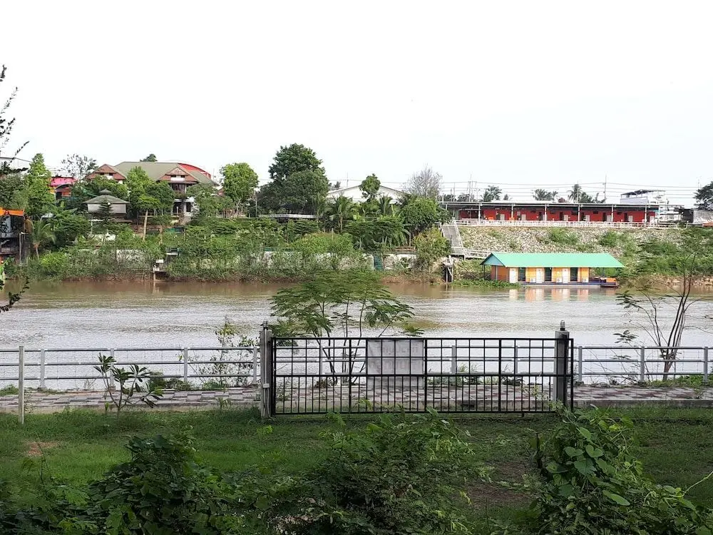 Дамноен Садуак: Baan Rimnam Resort