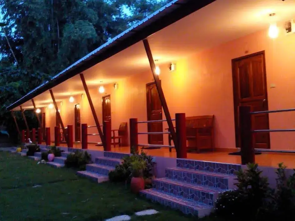 Дамноен Садуак: Baan Rimnam Resort