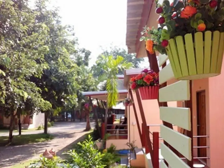 Дамноен Садуак: Baan Rimnam Resort