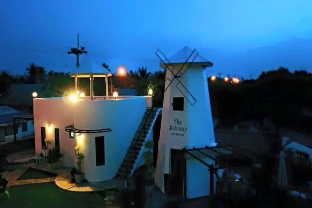 Пхетчхабури: The Balcony at Chao Samran