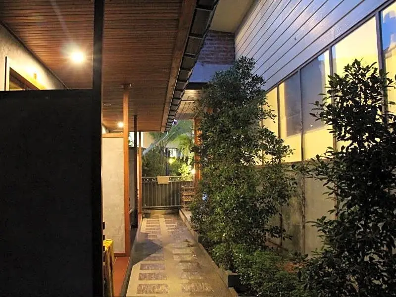 Ко-Липе: The Noi Guesthouse and Restaurant