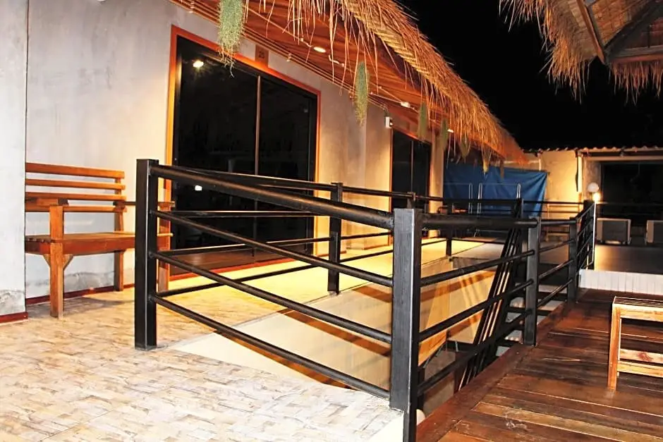 Ко-Липе: The Noi Guesthouse and Restaurant