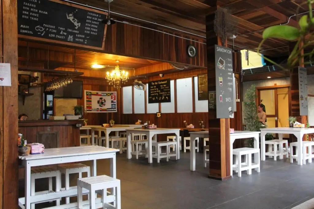 Ко-Липе: The Noi Guesthouse and Restaurant
