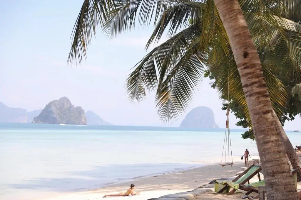 главный пляж: Coco Cottage Resort