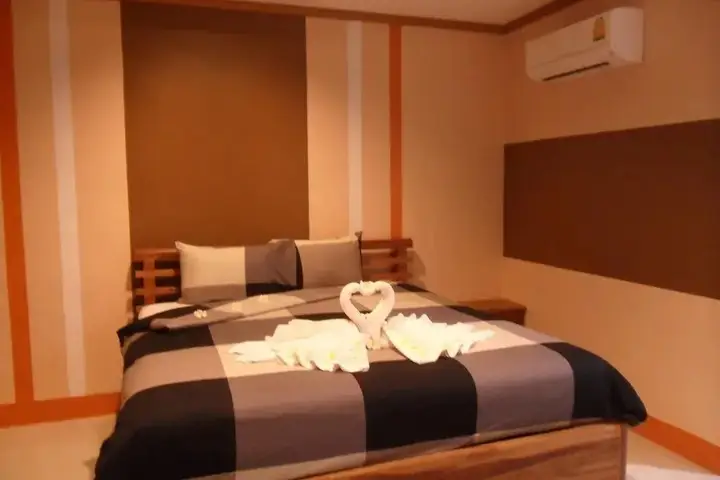 Си Маха Пхот: The Colour Hotel