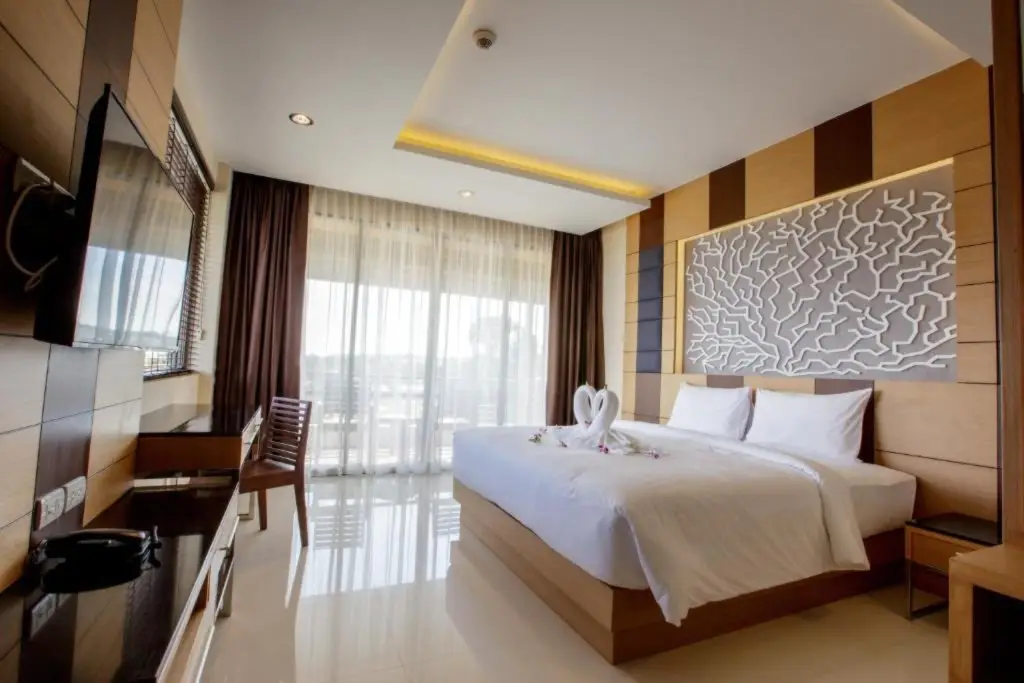 Пхукет: Aqua Resort Phuket - Near Beach and Chalong Pier