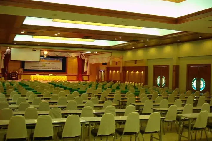 Prasat: Thongpaeka Hotel