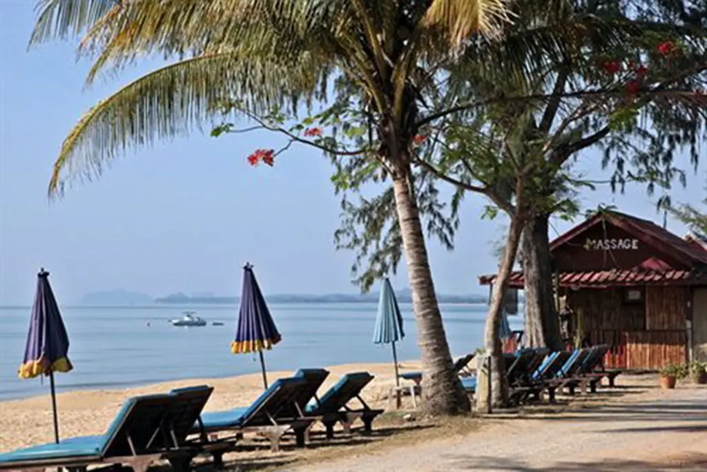 Пхонгпрасан: Coral Hotel Bangsaphan