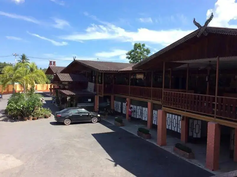Дамноен Садуак: Phungluang Resort