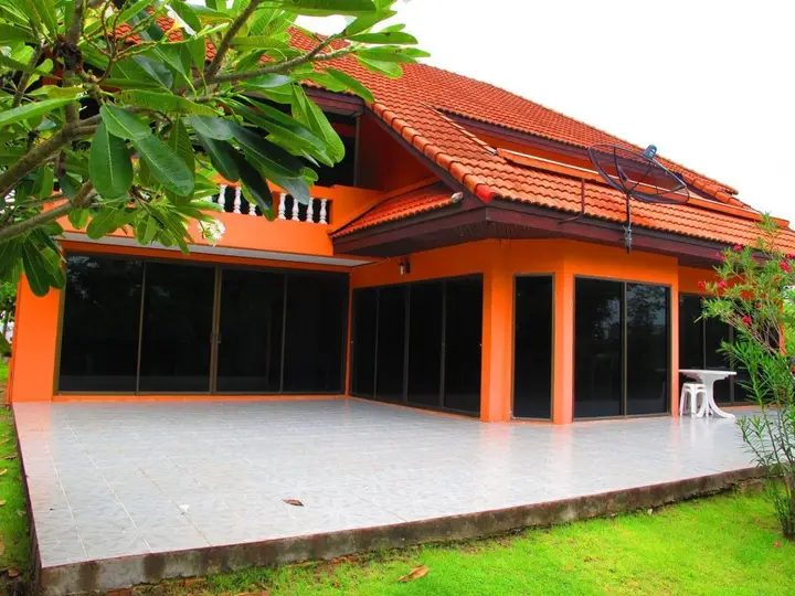 На Чом Тхиан: Baan Suan Rim Talay