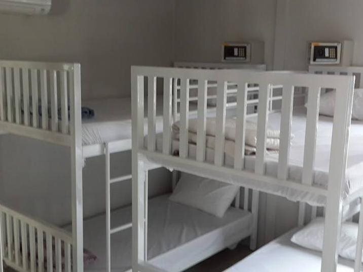Пхи-Пхи-Дон: Koh Phi Phi Stones Bar Dorm Rooms & Restaurant