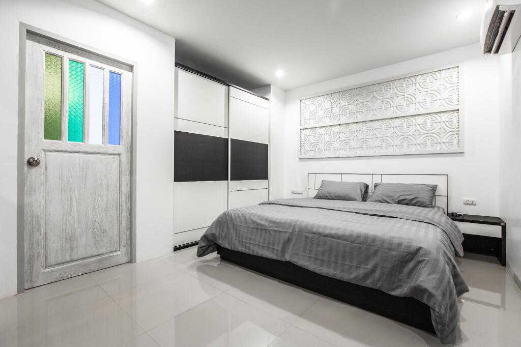 Муанг: Number 4 Apartment