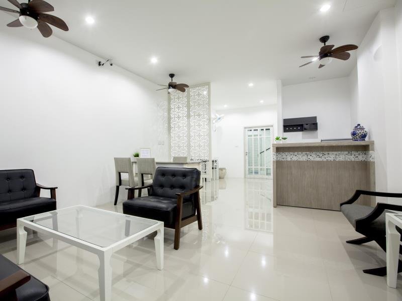 Муанг: Number 4 Apartment