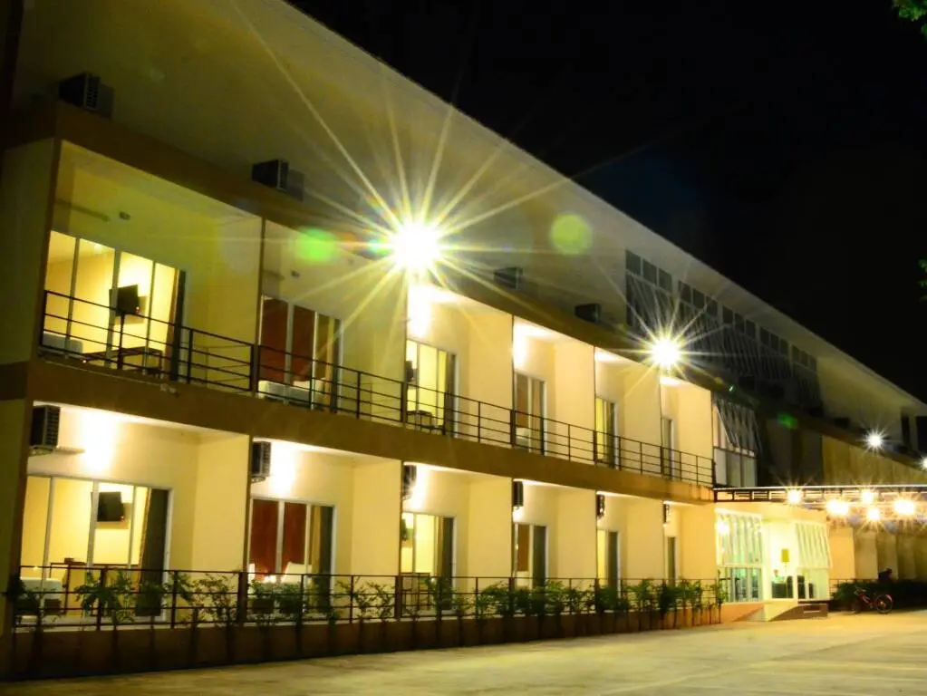 Накхонсаван: The Pavilion Hotel and Village