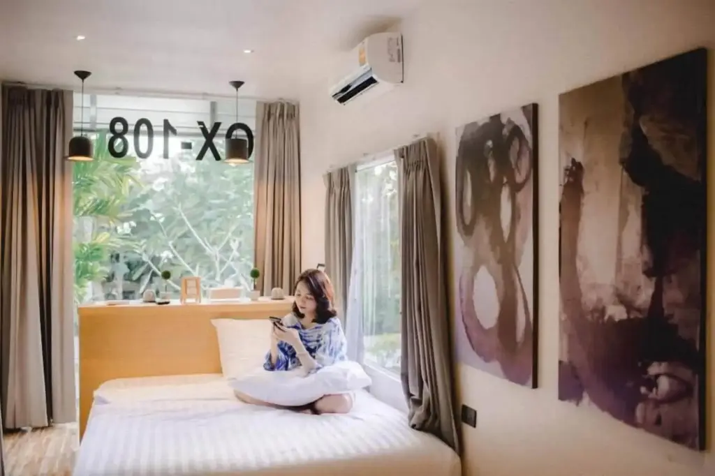 Лоэй: Crystal Box Hotel