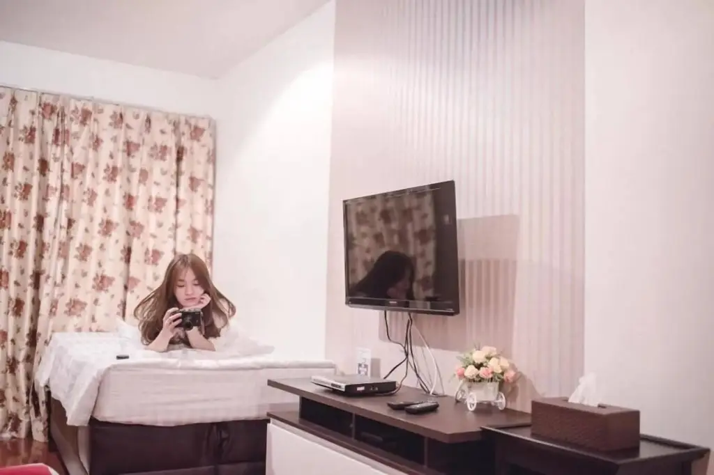 Лоэй: Crystal Box Hotel