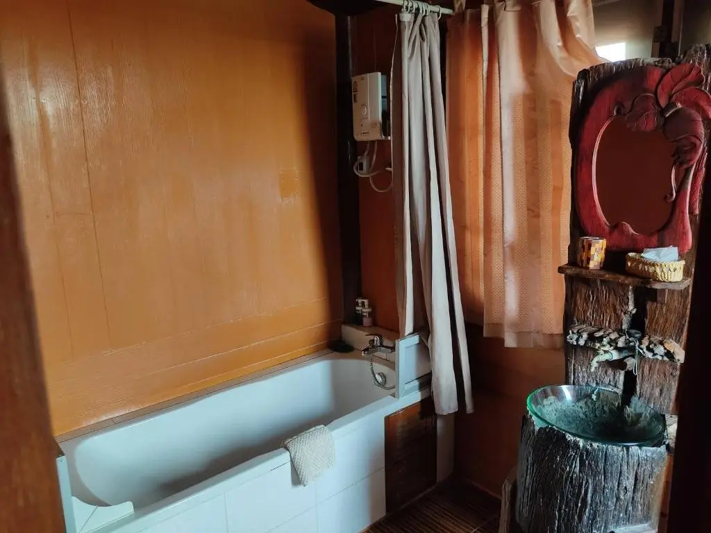 Накхон-Чай-Си: Hidden Holiday House