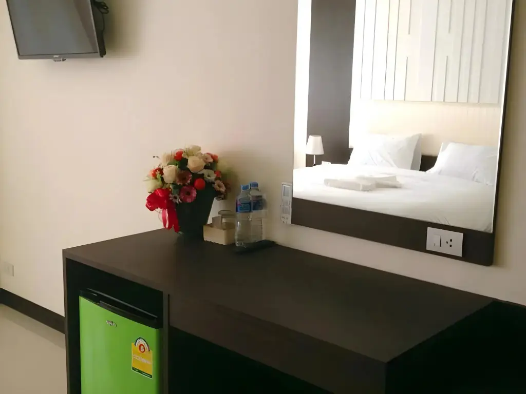 Рои Эт: The Capital Hotel