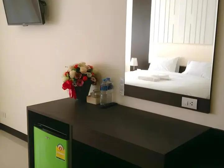 Рои Эт: The Capital Hotel